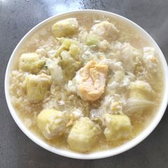A picture of Instant Noodle with Siomai.