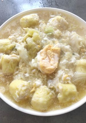 A picture of Instant Noodle with Siomai.