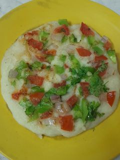 इंस्टंट सूजी उत्तपम(Instant Sooji Uttapam recipe in hindi) रेसिपी मुख्य फोटो