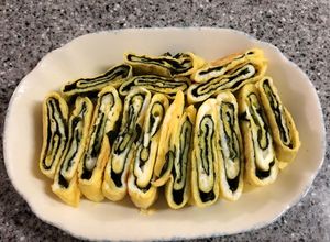 Hình của món Trứng cuộn lá rong biển chiên.