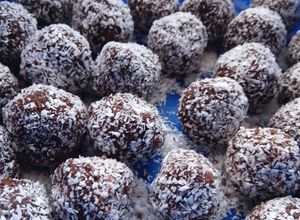 Una foto de Trufas o albóndigas de chocolate, pasta de maní con chocolate y dulce de leche 💥