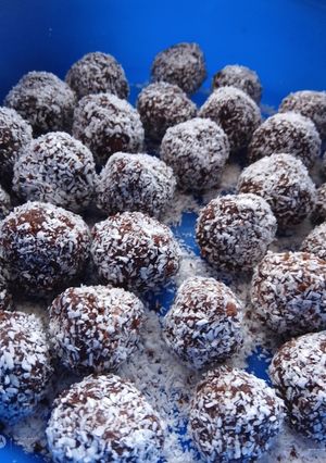 Una foto de Trufas o albóndigas de chocolate, pasta de maní con chocolate y dulce de leche 💥