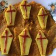 Cercueils de pommes de terre d'Halloween sur lit de purée de carottes