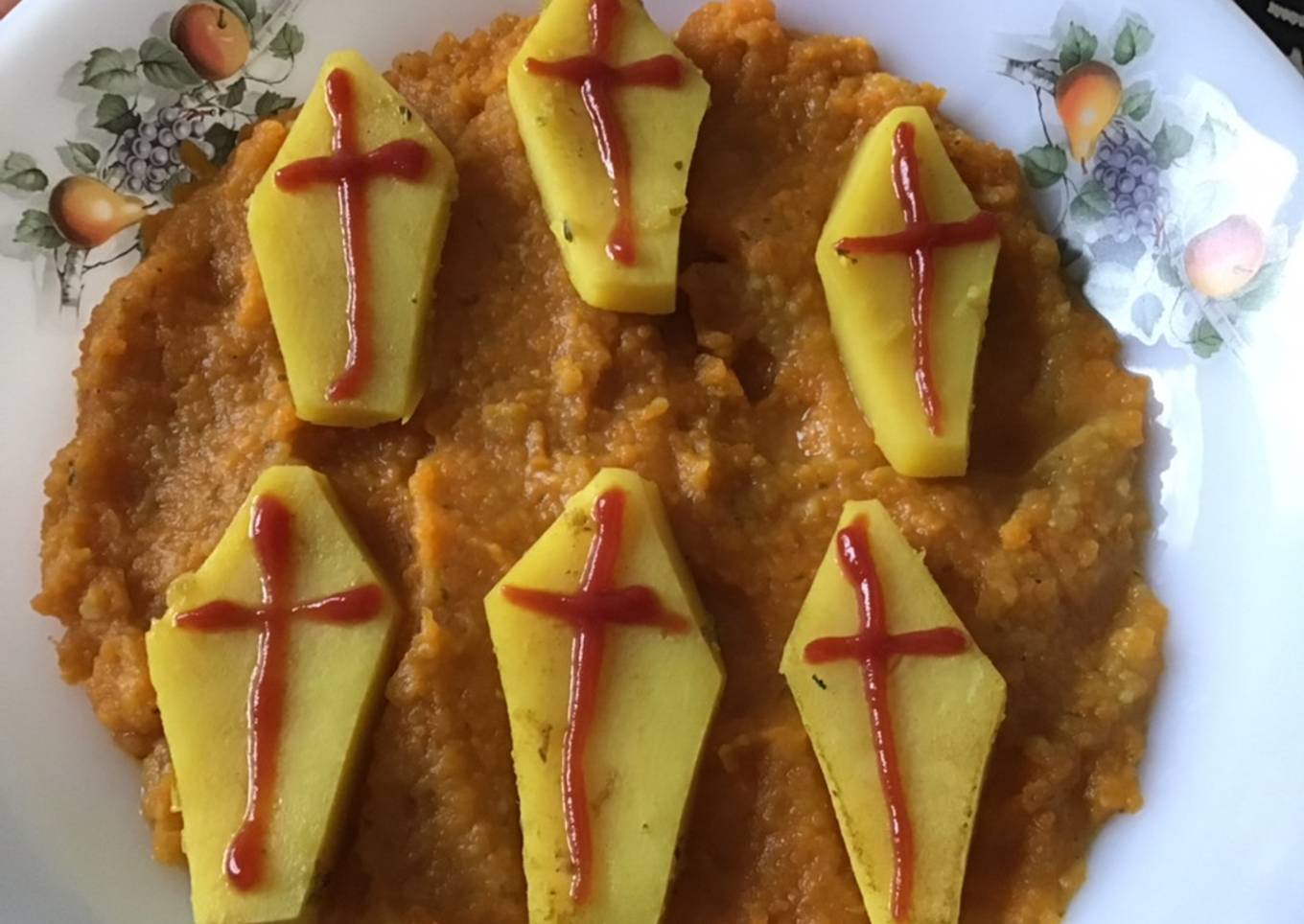 Cercueils de pommes de terre d Halloween sur lit de purée de carottes