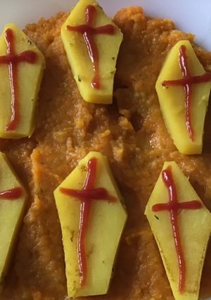 Une photo de Cercueils de pommes de terre d'Halloween sur lit de purée de carottes