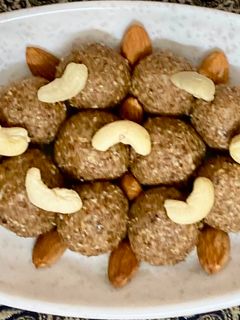 डिंकाचे लाडू (Dinkache ladoo Recipe In Marathi) रेसिपी चे मुख्य फोटो