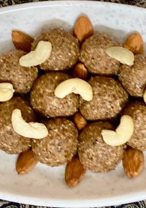 डिंकाचे लाडू (Dinkache ladoo Recipe In Marathi) रेसिपी चे मुख्य फोटो