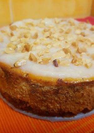 Una foto de Tarta de queso, chirimoya y nueces de brasil
