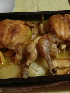 Una foto de Pollo asado al limón con manzana😜