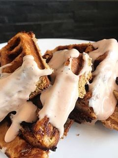 Una foto de Strawberry cheesecake waffles