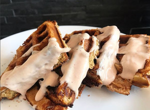 Una foto de Strawberry cheesecake waffles