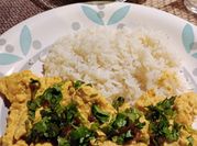 Una foto de pollo al curry con crema