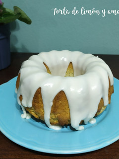 Una foto de Torta de limón y amapolas
