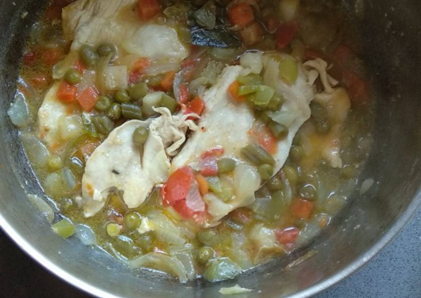 Filetes de pollo guisado con menestra