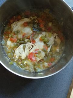 Una foto de Filetes de pollo guisado con menestra