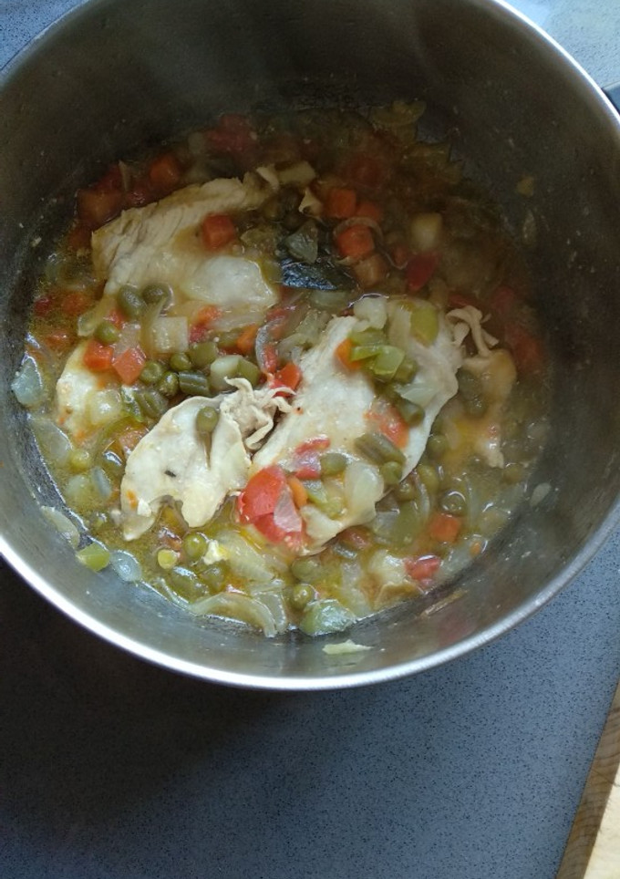 Una foto de Filetes de pollo guisado con menestra