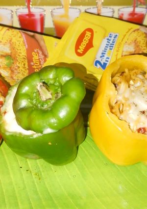 સ્ટફ્ડ ચીઝી મેગી કેપ્સીકમ (Stuffed Cheese Maggi Capsicum Recipe in Gujarati) રેસીપી મુખ્ય ફોટો