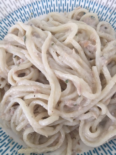 Una foto de Espaguetis con atún en salsa blanca