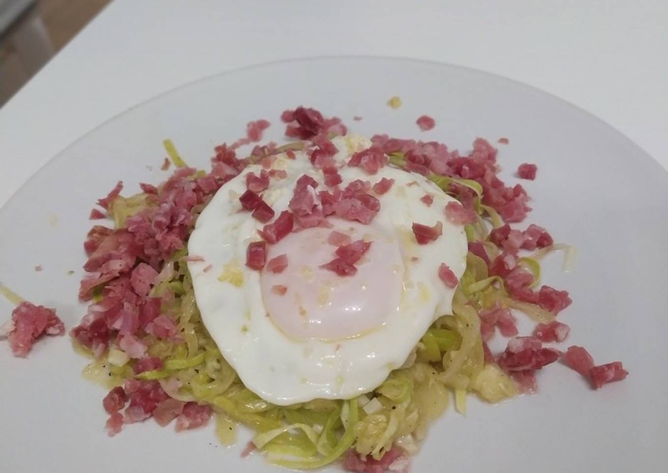Espaguetis de calabacín con huevo y jamón