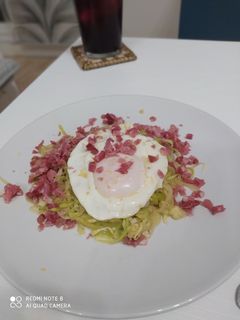 Una foto de Espaguetis de calabacín con huevo y jamón