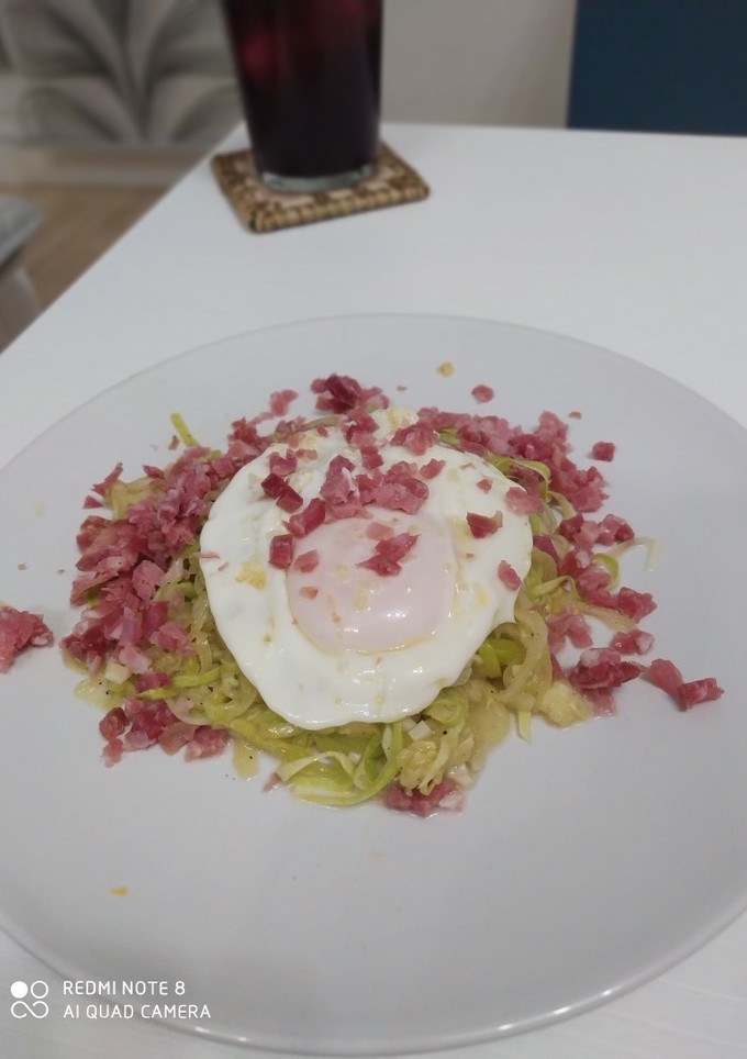 Una foto de Espaguetis de calabacín con huevo y jamón