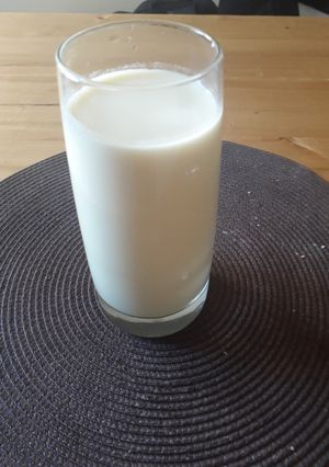 Una foto de Yogurt hecho a base de yogurt bebible y leche en polvo