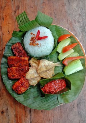 Foto resep Nasi Timbel, Tempe Bacem Panggang, Asin dan Sambal Goreng Tomat