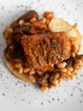 Merluza rebozada con fessolets y rovellons a la sobrasada