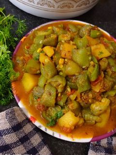 तुरई करी सब्ज़ी(turai curry sabzi recipe in hindi) रेसिपी मुख्य फोटो