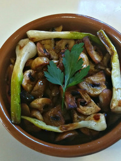 Una foto de Champiñones con ajetes