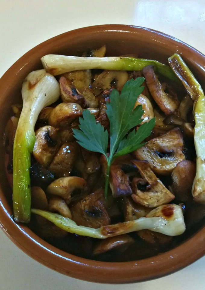 Una foto de Champiñones con ajetes