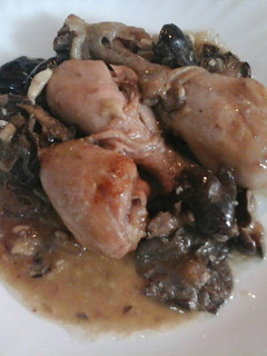 Una foto de Pollo en salsa con setas de cardo de campo