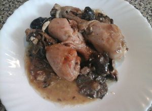 Una foto de Pollo en salsa con setas de cardo de campo