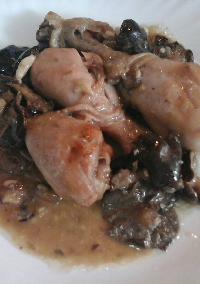 Una foto de Pollo en salsa con setas de cardo de campo