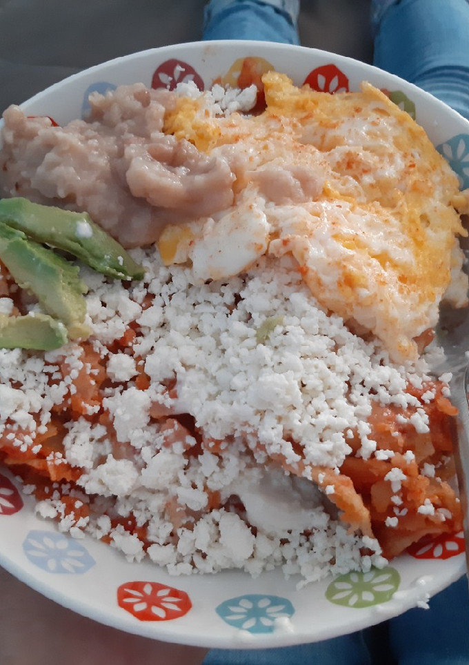 Una foto de Chilaquiles rojos