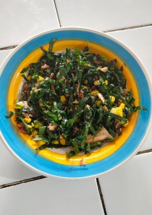 Una foto de Ensalada de espinacas con tocino y vinagreta 🤌🏼👨🏽‍🍳