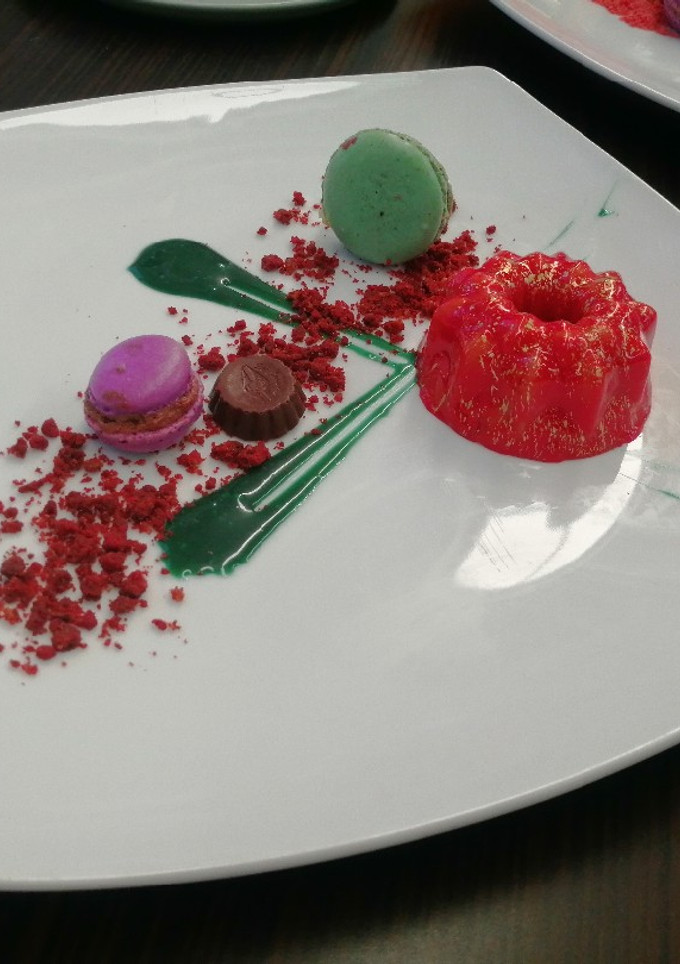 Una foto de Mousse de piloncillo con glaseado espejo