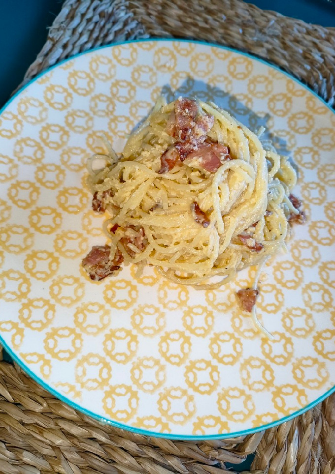 Una foto de Carbonara casi verdadera con bacon