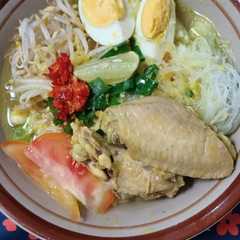 A picture of Soto ayam kuning.