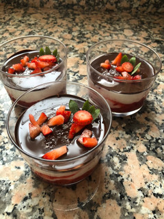 Una foto de Yogures Fit de fresa y chocolate
