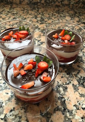 Una foto de Yogures Fit de fresa y chocolate