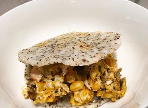 Una foto de Sándwich de arepa con huevo a la Cata 💛