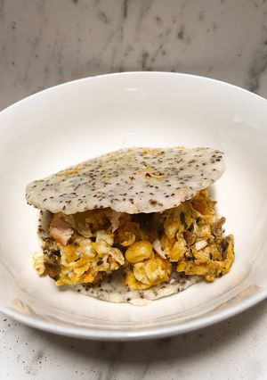 Una foto de Sándwich de arepa con huevo a la Cata 💛