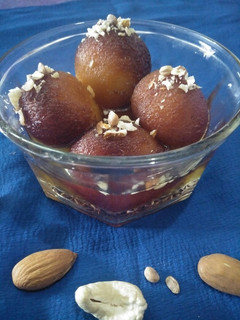 मावा गुलाब जामुन (Mawa gulab jamun recipe in hindi) रेसिपी मुख्य फोटो