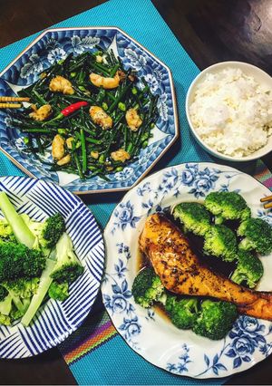 Hình của món Bữa trưa siêu nhanh: Cá hồi sốt teriyaki + hẹ bông xào tôm.