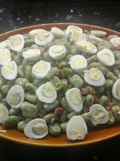 Una foto de Habas con jamón y huevos de codorniz