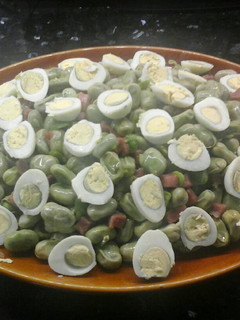Una foto de Habas con jamón y huevos de codorniz