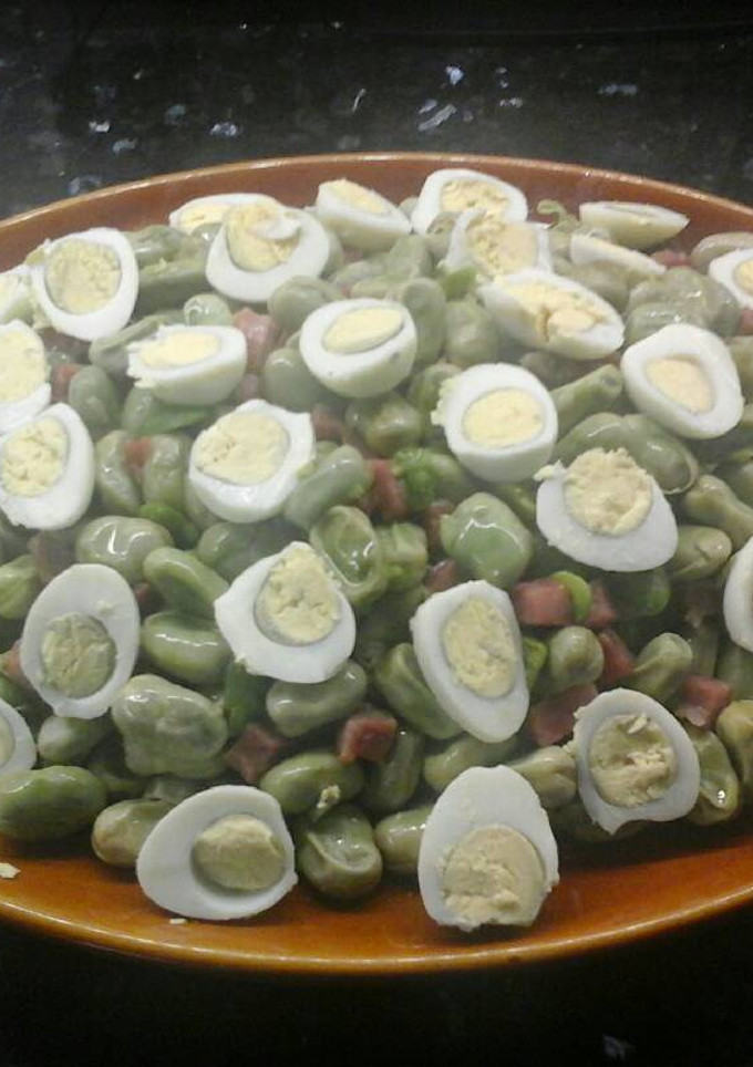 Una foto de Habas con jamón y huevos de codorniz