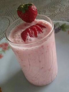 स्ट्रॉबेरी लस्सी (Strawberry lassi recipe in hindi) रेसिपी मुख्य फोटो