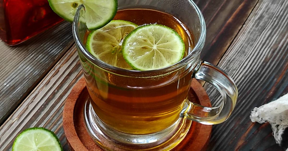 Лайм в чай. Зеленый чай лаймовый пирог. Чай с лаймом. Зеленый чай с лаймом. Холодный чай с лаймом.